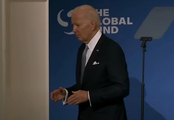 Biden nakon govora zbunjeno lutao po pozornici, djelovao veoma nesigurno