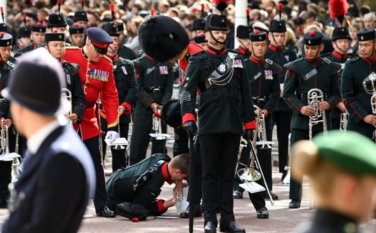 Policajac i vojnik onesvijestili se tokom sprovoda kraljice