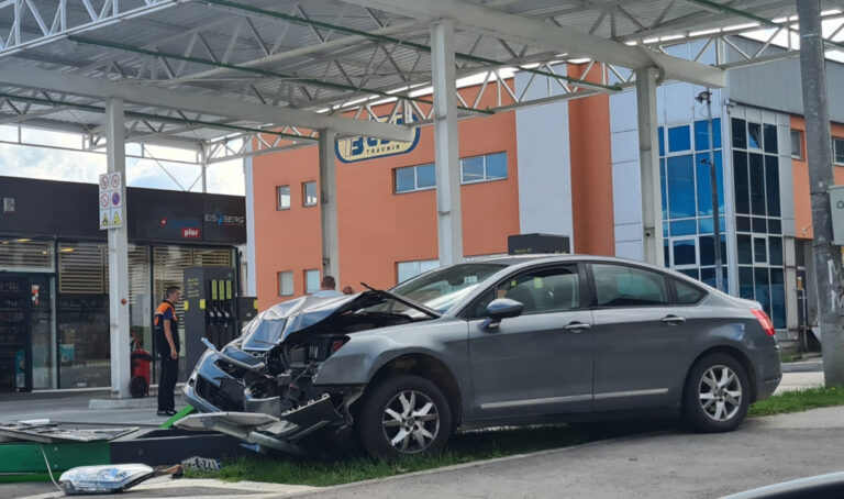 BiH: Automobilom udario u benzinsku pumpu i oborio “cijene” goriva