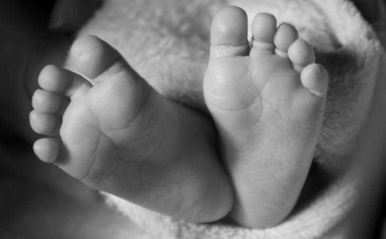 Žena koja se polila benzinom i zapalila danas rodila bebu: Otpuštena je kući