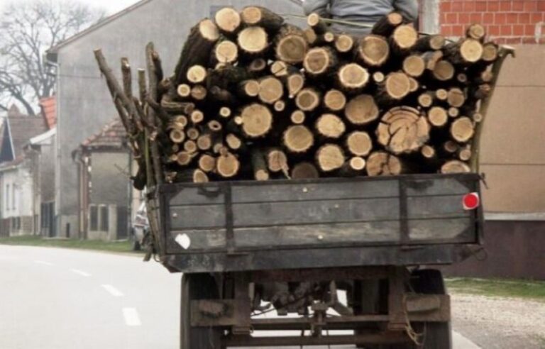 Zavidovići: Sjekao drva pa sakrio neregistrovan traktor, policija ga pronašla!