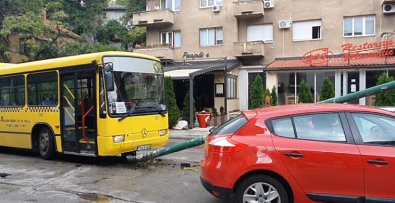 Haos u BiH: Autobus se zabio u banderu, ona pala i razbila dva automobila