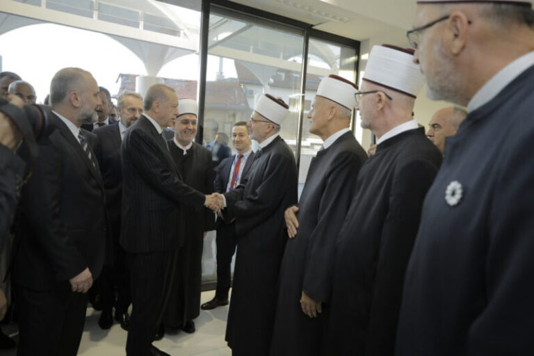 Erdoan posjetio Šehidsko mezarje Kovači i obišao Upravnu zgradu Rijaseta IZBiH