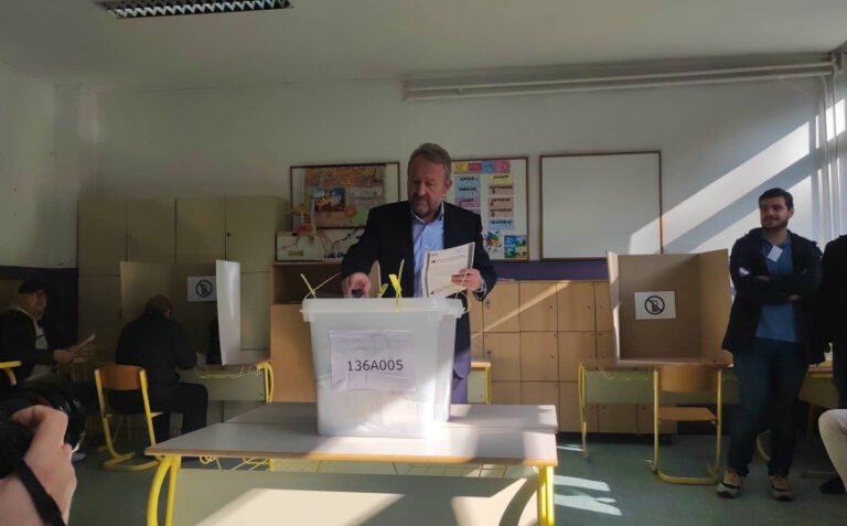 Pogledajte kako Sebija daje upute Bakiru prilikom glasanja