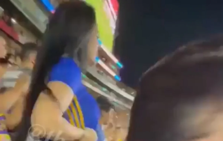 Nevjerovatna proslava gola: Vatrena navijačica skinula dres i pokazala gole grudi (VIDEO)