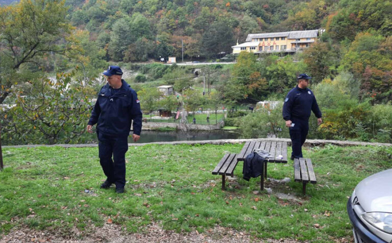 Sveštenik spašavao ženu koja je upala u Moravu: Vikao je “Pomagajte”, putnica se uplela u žicu