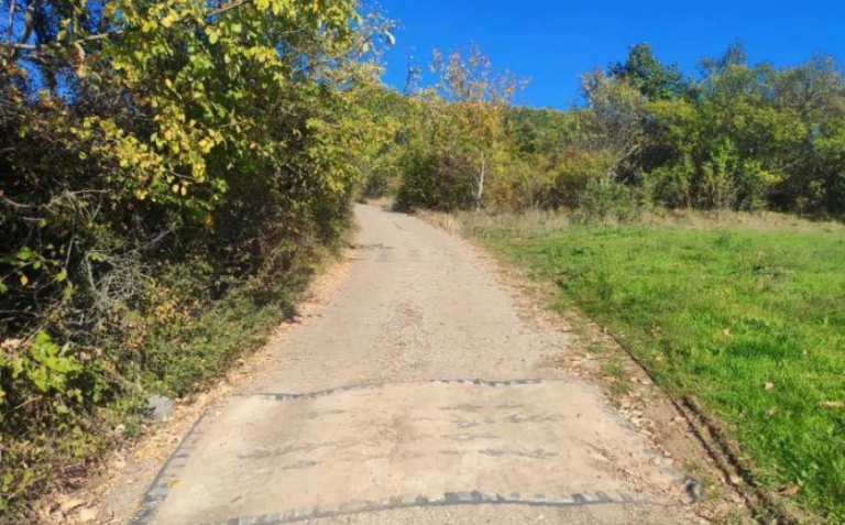 Osmislili inovativnu metodu za rupe na putu: Gurnu ih pod tepih