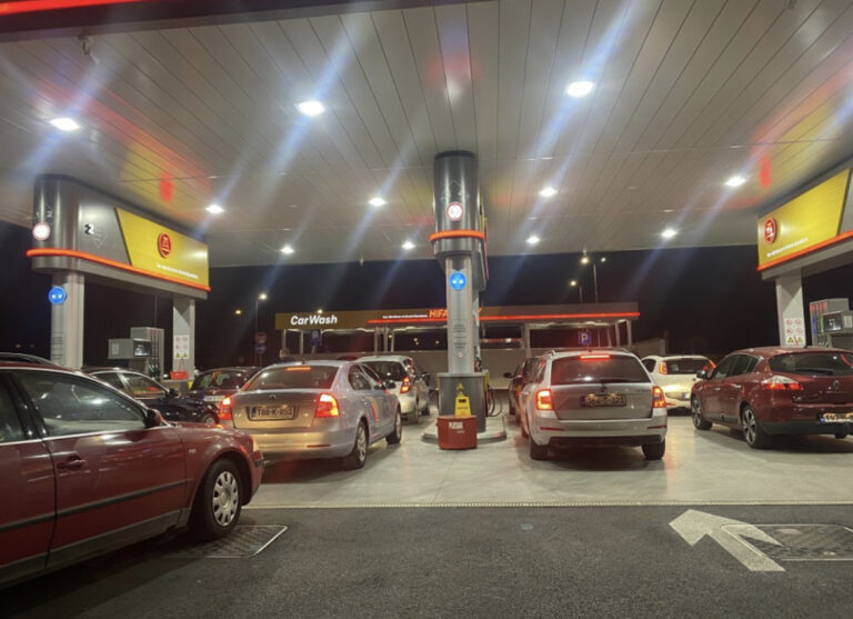 Gužve na benzinskoj pumpi: Razlog, gorivo jeftinije