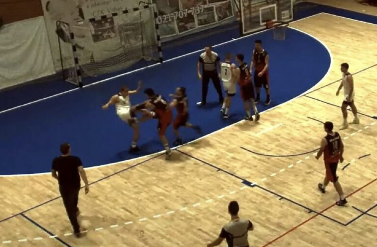 Žestoka tučnjava košarkaša zgrozila javnost, nekoliko igrača završilo na podu (VIDEO)