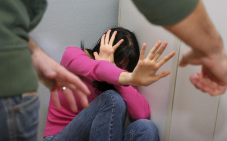 Zeničanin odbacio suprugu na kuhinjske elemente, donio sjekiru, razbijao namještaj i izbacivao stvari iz kuće