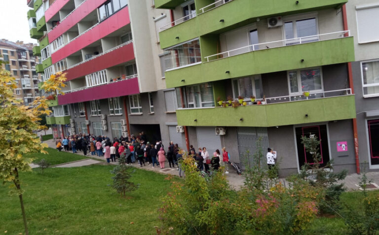 Građani čekaju satima za Fadilovih 100 KM