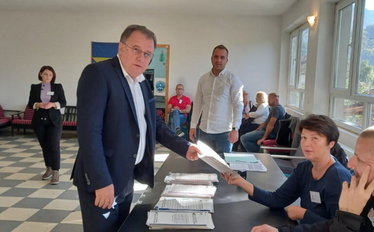 Nermin Nikšić glasao: Veoma je važno da izborni proces teče bez problema i da ne bude zloupotreba i manipulacija