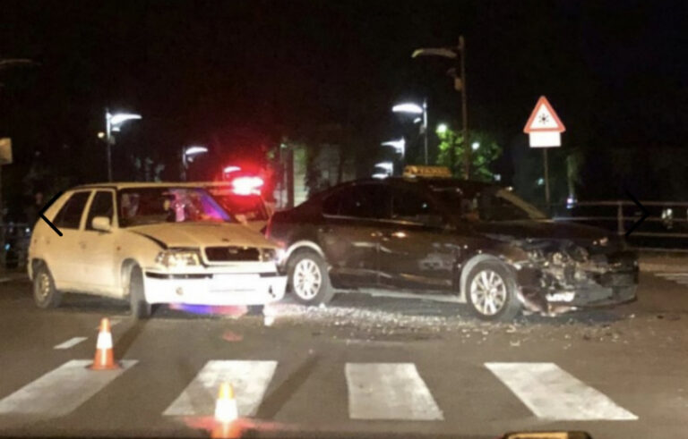 U saobraćajnoj nesreći slupali automobile, dvije osobe povrijeđene