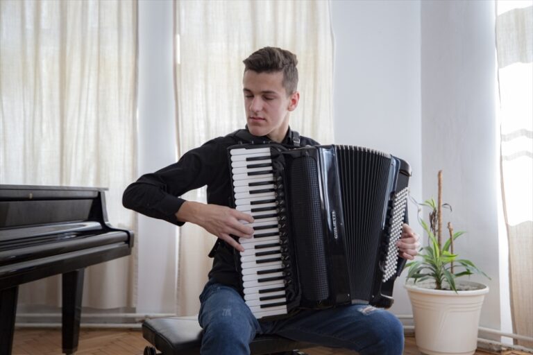 Talenti: Husejn Bajraktarević jedan  je od najboljih mladih harmonikaša u svijetu