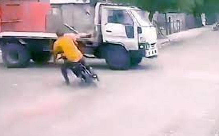 Pravo čudo: Pregazio ga kamion, on ustao kao da se ništa nije desilo (VIDEO)