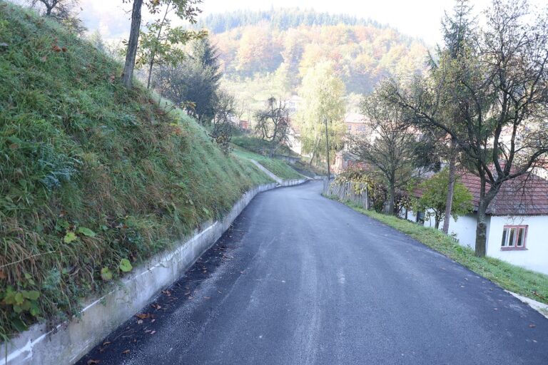 Završeni radovi na asfaltiranju 331 metra puta u MZ Vražale