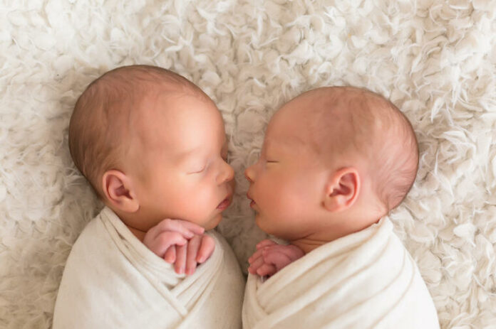 Medicinski fenomen: Rodila blizance koji imaju različite očeve, doktor objasnio šta se desilo