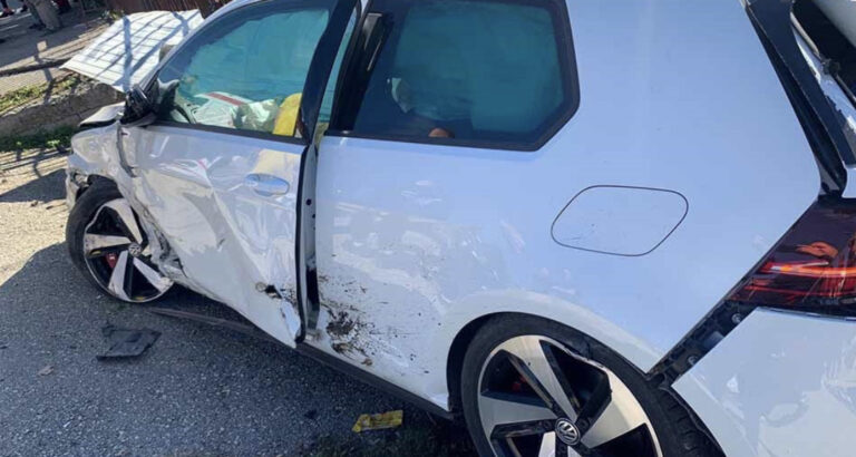 Golf u preticanju udario vozilo koje je naletjelo na pješaka: Vozač polugo pobjegao – na krov kuće