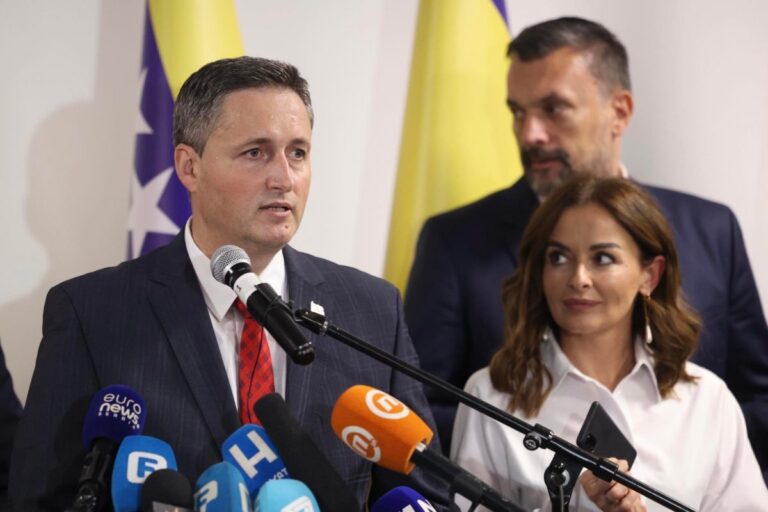 Malo romantike iz izborne noći, supruga Denisa Bećirovića i pogled pun ljubavi