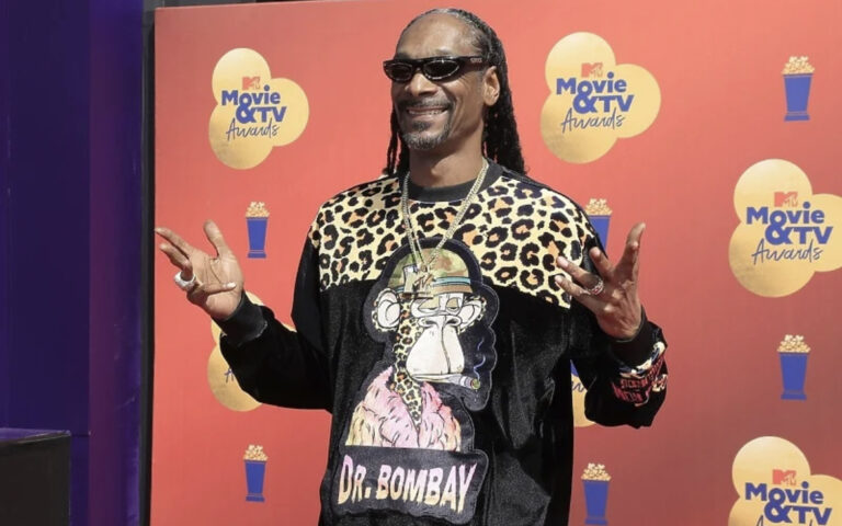 Snoop Dogg zaposlio djevojku koja mu mota joint, otkrila koliko on dnevno ispuši