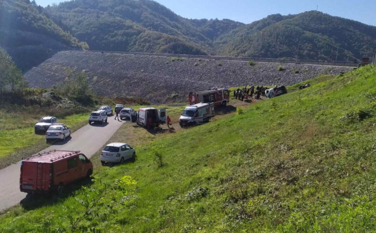 Priveden vozač minibusa koji se survao niz liticu: Tri osobe životno ugrožene (FOTO)