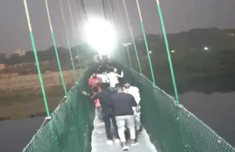 Uznemirujući snimak: Snimljen trenutak rušenja mosta, mladi su ga namjerno ljuljali