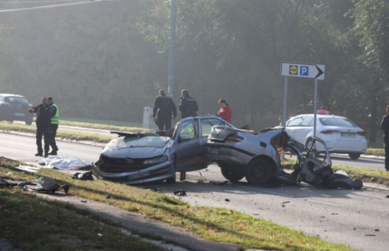 STRAVIČNA NESREĆA: Automobil prepolovljen, stradale dvije osobe