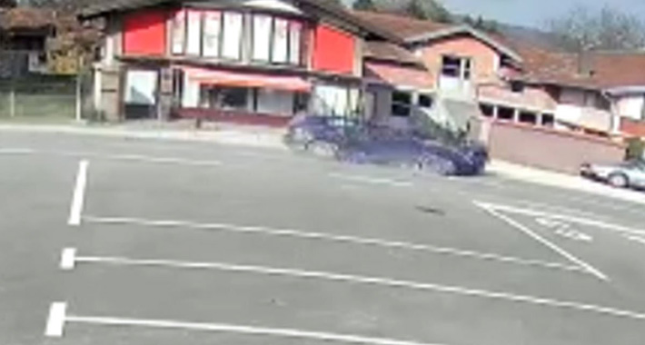 Snimljena teška saobraćajna nesreća u BiH, motociklista prevezen bolnicu