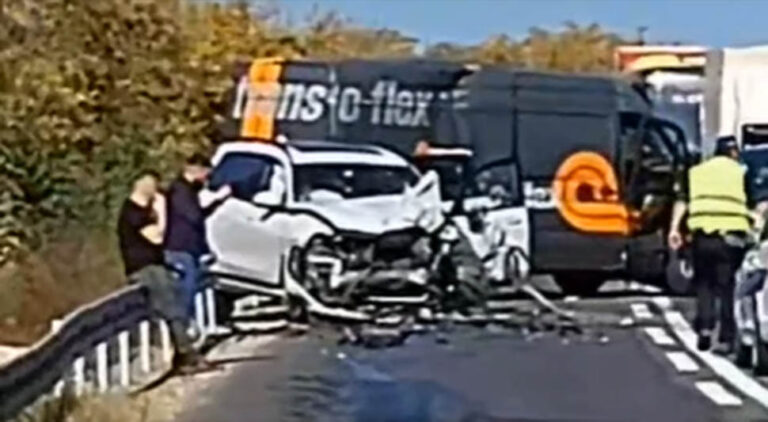 Auto potpuno smrskan u stravičnom sudaru