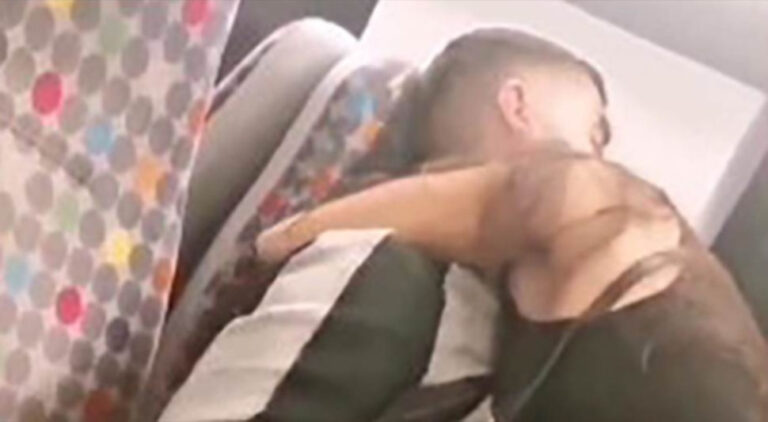 Žestok intiman odnos dvoje mladih u vozu, putnik sve snimio