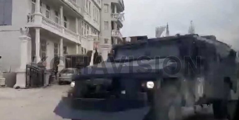 SPECIJALNE JEDINICE KOSOVA KRENULE PREMA SJEVERU: Srbima se dijele zastave