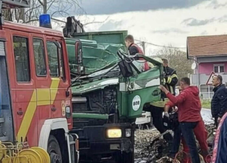 STRAVIČNA NESREĆA U BIH: Drvo palo na kamion, jedna osoba poginula