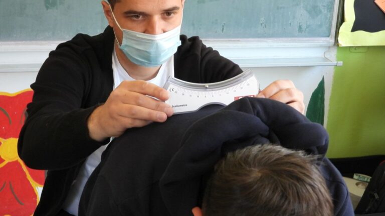 Preventivni pregledi: Svaki peti učenik u ZDK ima potencijalni problem sa kičmom ili stopalima
