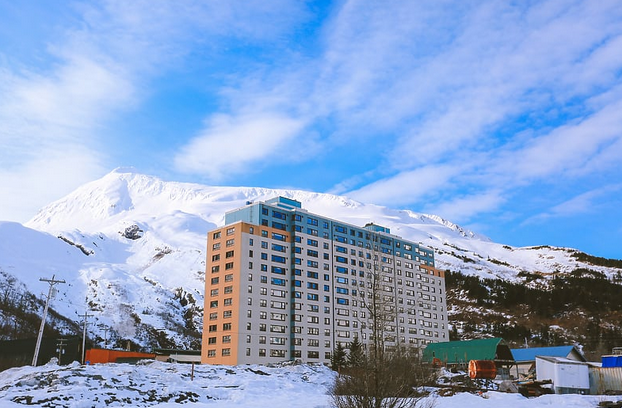Izolovani gradić na Aljasci koji je stao u jednu zgradu: Svi stanovnici žive pod jednim krovom
