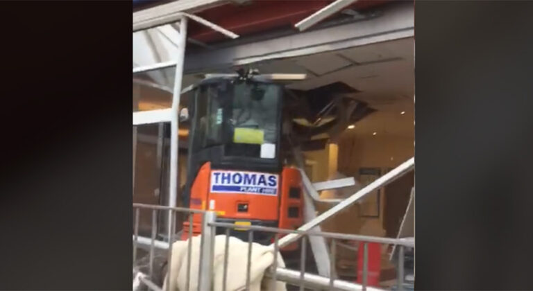 Upao bagerom u hotel i srušio objekat: “Gazda sigurno nije platio”