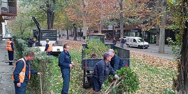 Počelo uređenje travnjaka kod Gradske biblioteke Zenica