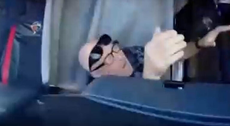 Kamiondžija htio da dohvati sendvič dok je bio za volanom, pa prevrnuo kamion