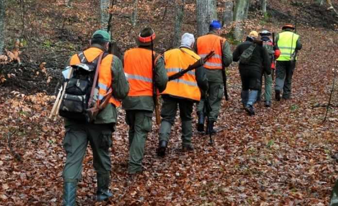 Lovac uhvaćen u nezakonitom lovu, policija mu pronašla i arsenal oružja