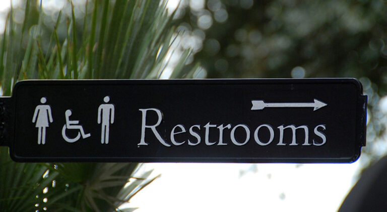 Političar otišao u toalet sa uključenom bubicom, cijela sala je vrištala od smijeha