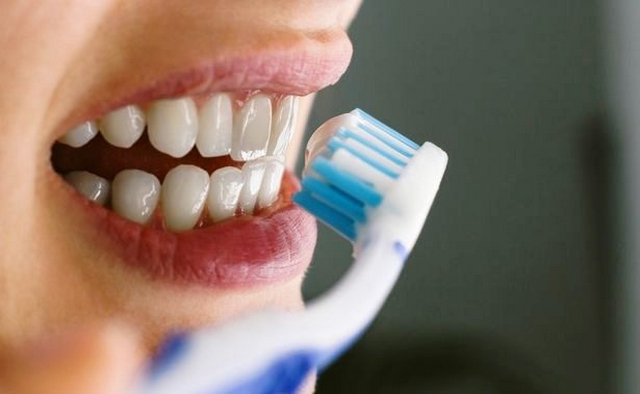 Pripremite prirodnu pastu za zube od samo četiri sastojka