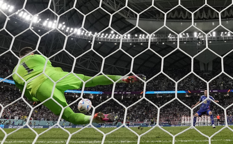 Hrvati nakon penala prošli Japan, “Vatreni” slave Livakovića