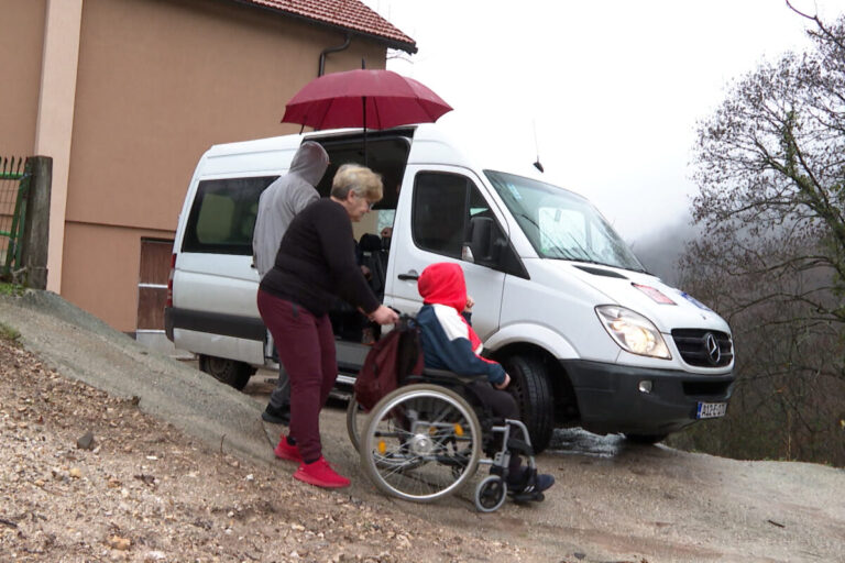 Nedostatni iznosi invalidnina i novca za tuđu njegu za djecu sa invaliditetom