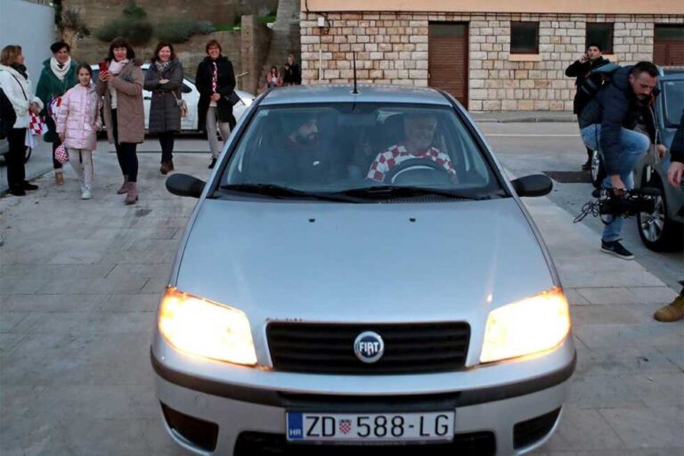 Gvardiol na doček stigao u starom Fiatu, mještani ispekli vola