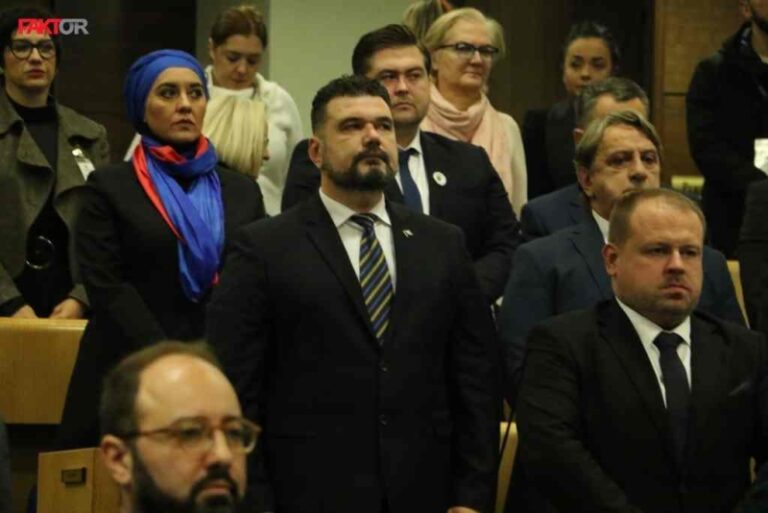 Mogu li federalni parlamentarci do završetka mandata “zalediti” radno mjesto, ko je zatražio profesionalni status?