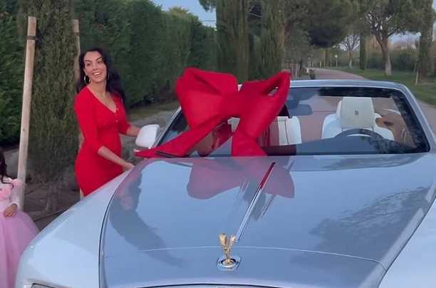 Georgina Rodriguez za Božić Ronaldu kupila Rolls Royce