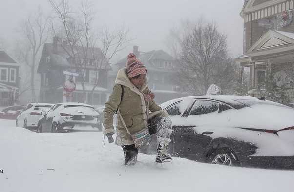 Amerikanci upozoreni da ne izlaze iz kuće: Broj mrtvih u snježnoj oluji porastao na 22
