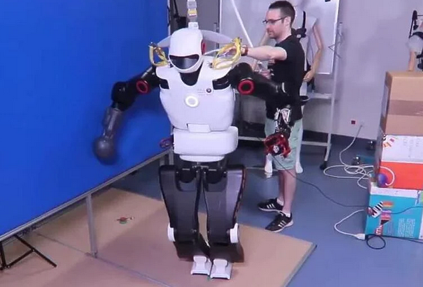 Roboti uče da se oslanjaju na zid kako ne bi pali