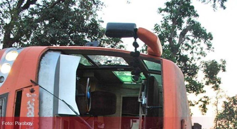 Autobus sletio u rijeku, dvoje mrtvih, troje nestalih