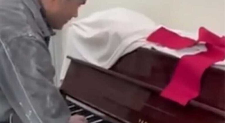 Moler zasvirao klavir, ostali zapjevali hit Šabana Šaulića (VIDEO)