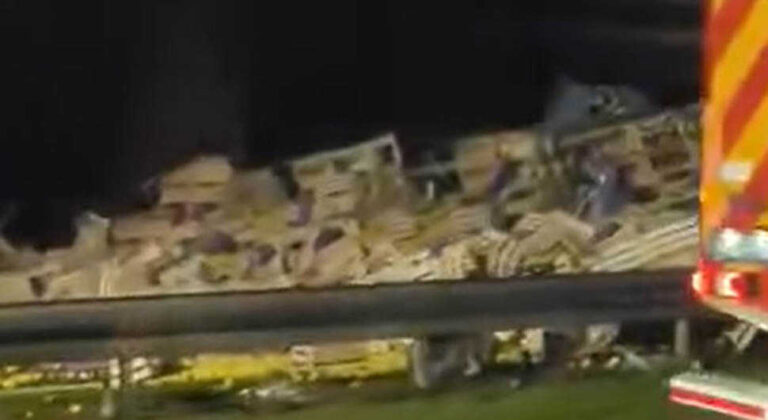 Jabuke rasute po putu, saobraćaj zatvoren